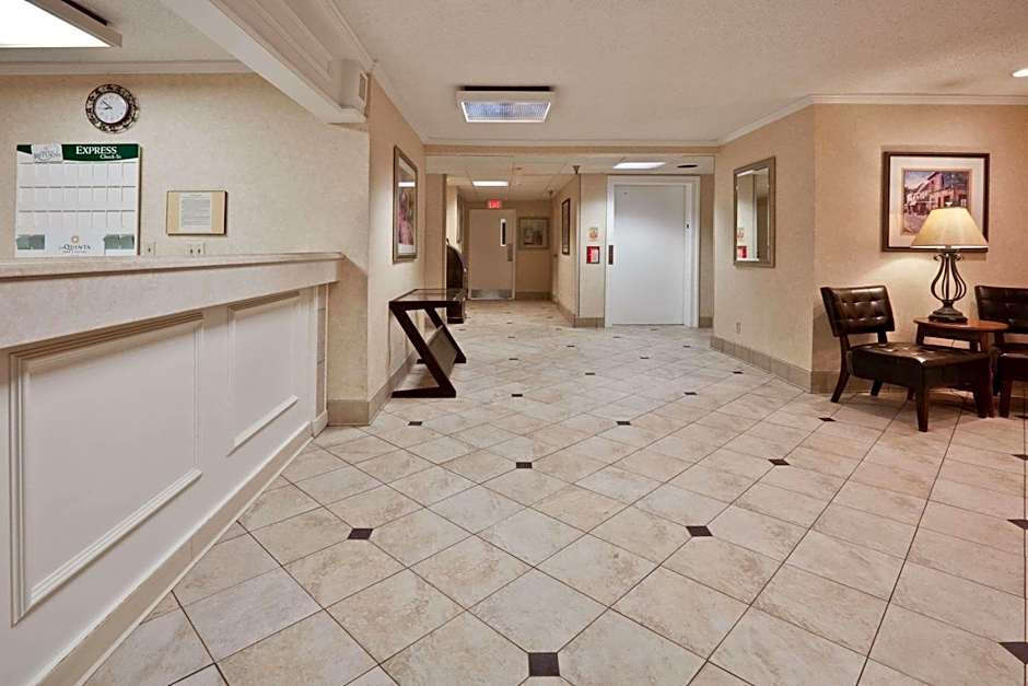 La Quinta Inn & Suites by Wyndham Tampa East Fairgrounds