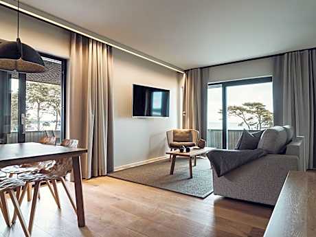 Suite (1 King Bed and 1 Double Sofa Bed)
