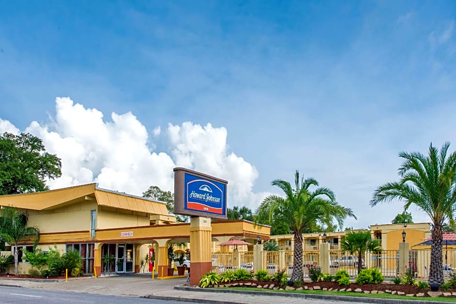 Howard Johnson by Wyndham Historic Lake Charles