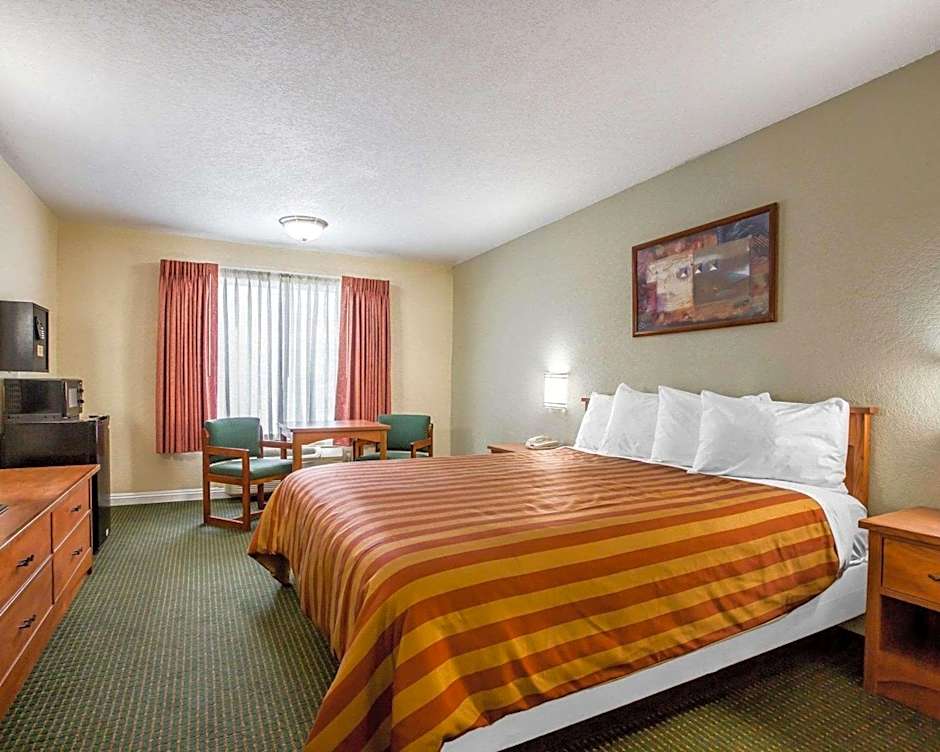Photo 1 of 4 of 1 King Bed, Accessible, Nonsmoking