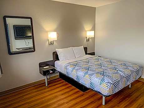 Queen Room - Non-Smoking