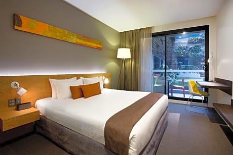 Premium Courtyard Access Room