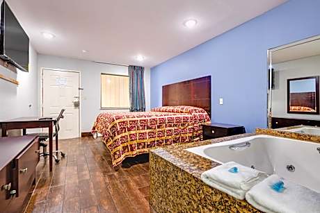 King Bed Smoking with Jetted Tub