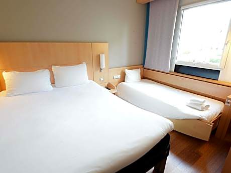 Standard Room with One Double Bed and One Single Bed