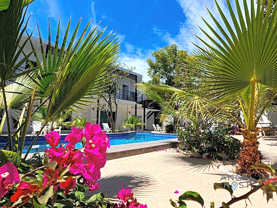 Commercial Zone Studios, Pool, BBQ and Beach 7 Blocks