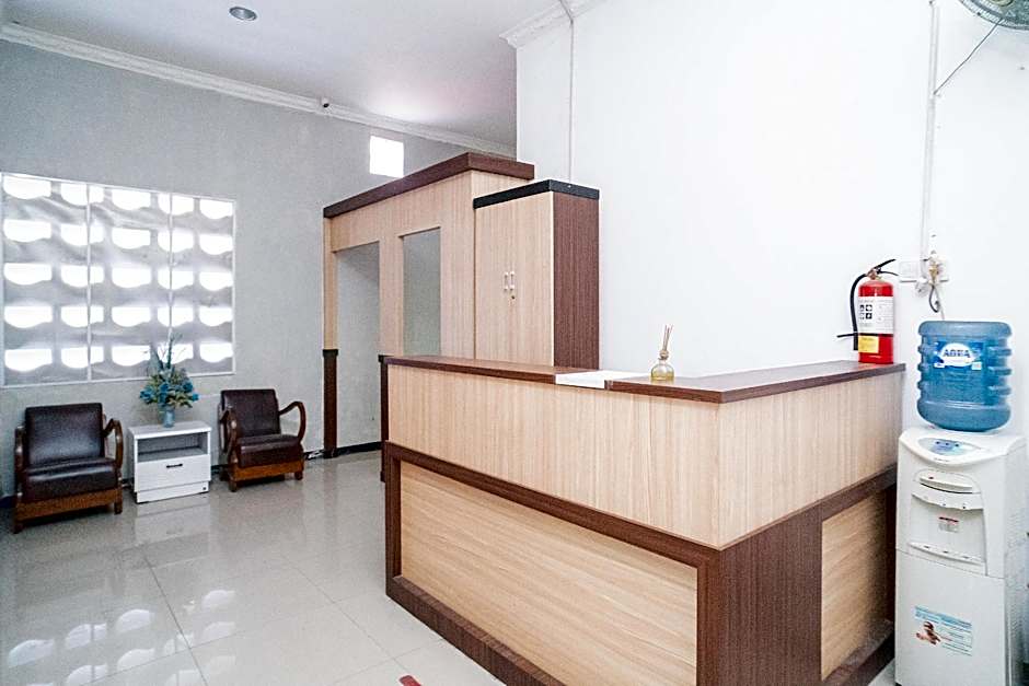 RedDoorz near Matahari Singosaren Solo