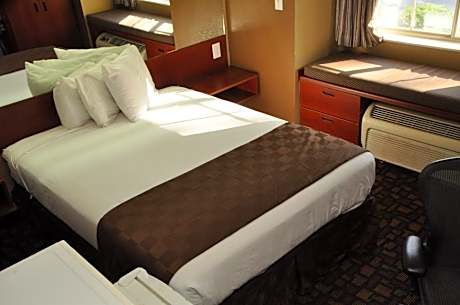 1 Queen Bed Mobility Accessible Room Non-Smoking