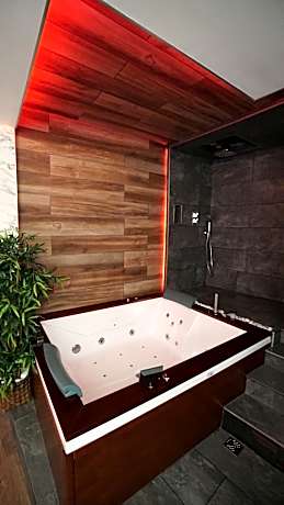 Studio with Spa Bath