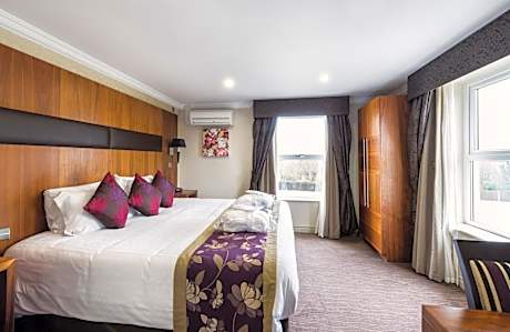 1 King Bed, Mobility Accessible Room, Bathtub w/ Grab Bars, Non-Smoking