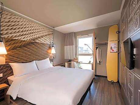 Room with 1 double bed (63x79 inches [160x200 cm]), new sleep-easy concept