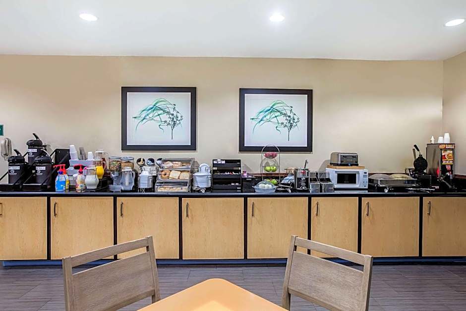 La Quinta Inn & Suites by Wyndham Pasadena