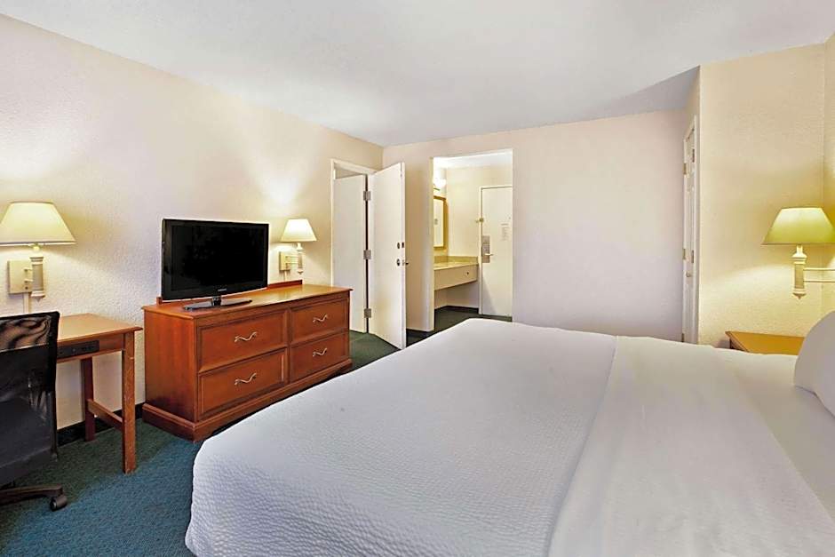 La Quinta Inn & Suites by Wyndham Detroit Canton