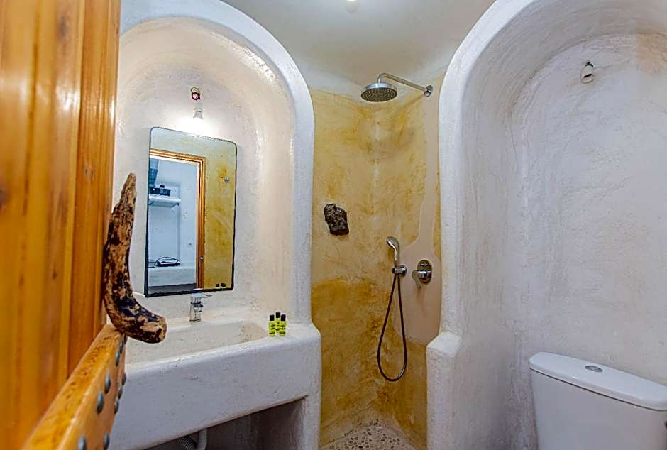 Peristeronas Village