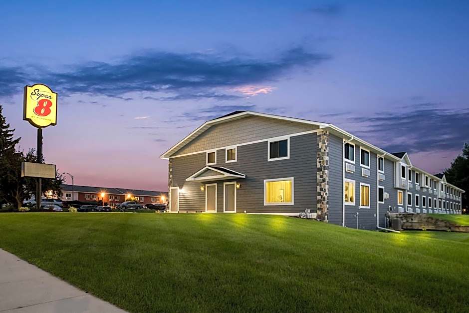 Super 8 by Wyndham Alexandria MN