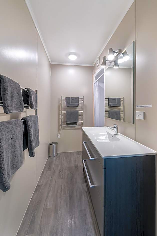 Lakeside Motel & Apartments