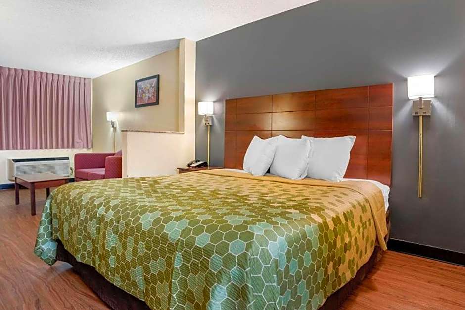 Econo Lodge Inn & Suites Forest