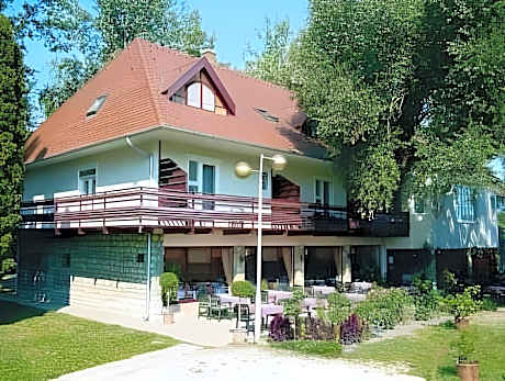 Zsanett Hotel