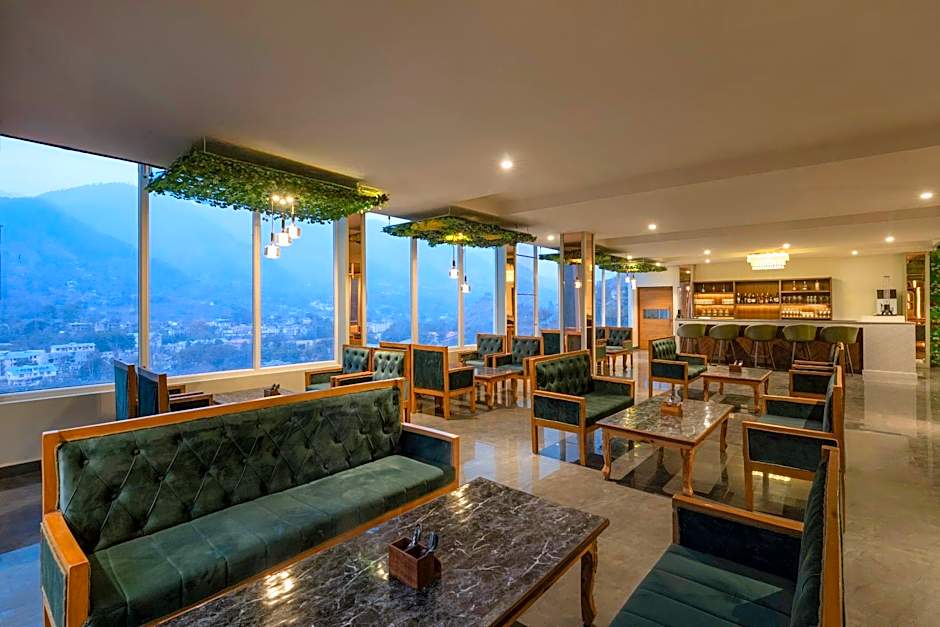 SPT Clarks Inn Suites, Mandi