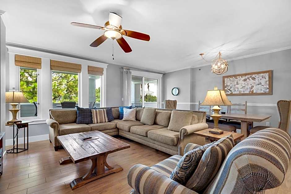 Cozy Bayside Retreat at Lasata , Stunning Panoramic Views ,Steps away from Baytowne Wharf, 3 Bedrooms 3 full baths !!