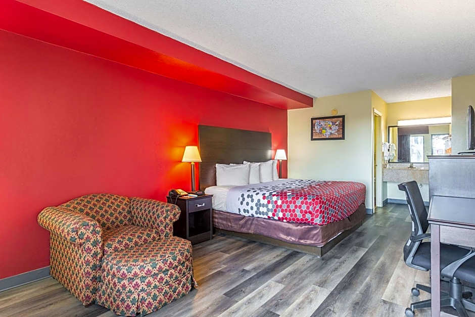 Econo Lodge & Suites Clarksville near Governors Square Mall