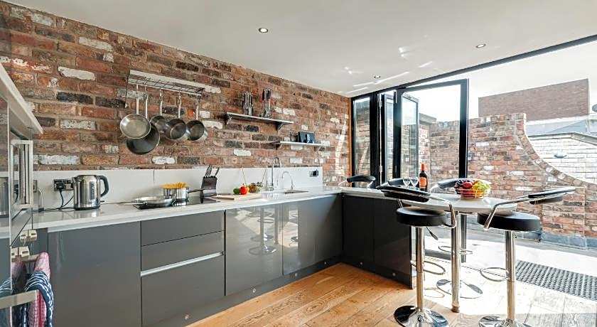 Base Serviced Apartments - Sir Thomas Street