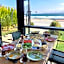 8 Rooms Hotel