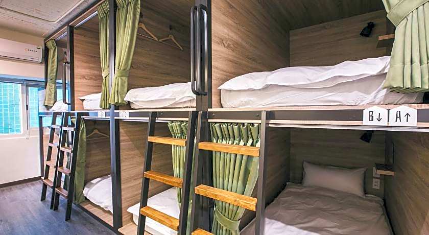 Stray Birds Taichung Hostel