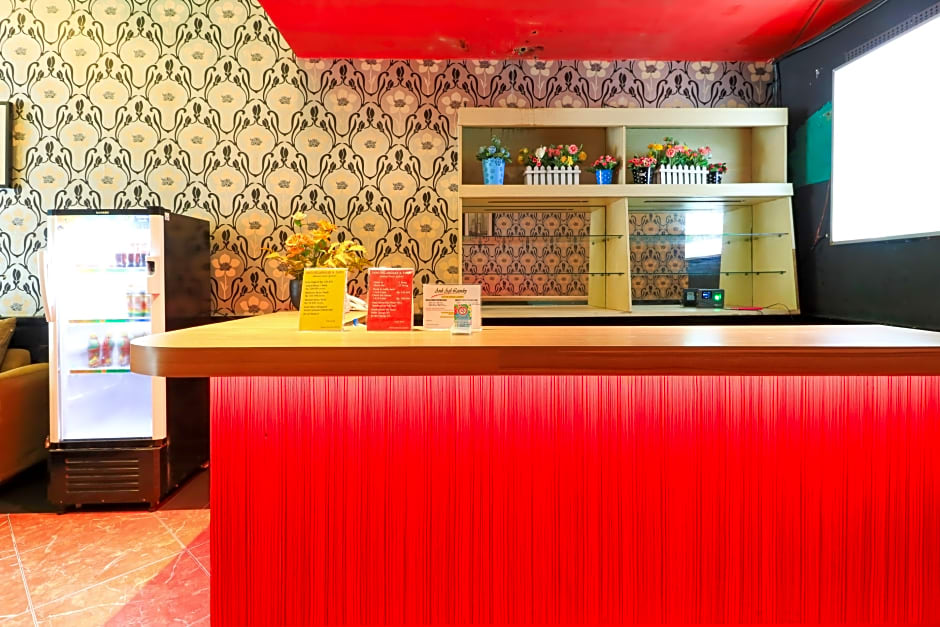 Labuana Homestay and Cafe Garden Makassar by ZUZU