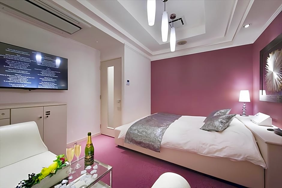 HOTEL REFRAIN