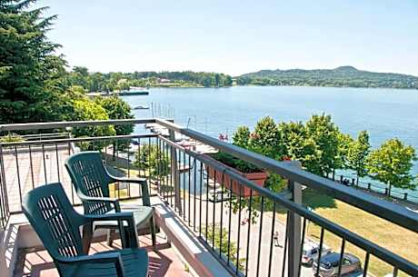 Suite with Lake View