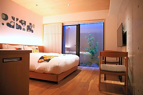 Queen Room with Shower - Non-Smoking - Basement