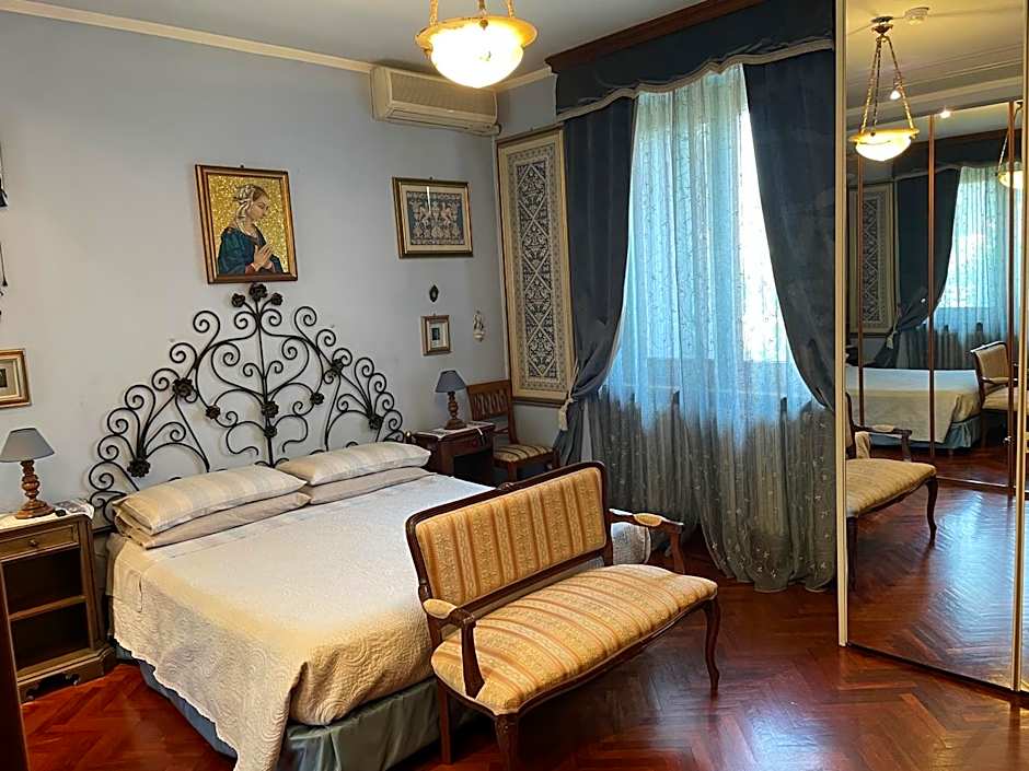 Photo 1 of 6 of Standard 1 King Bed