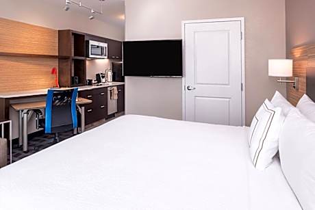 King Studio with Sofa Bed and Mountain View - Hearing Accessible
