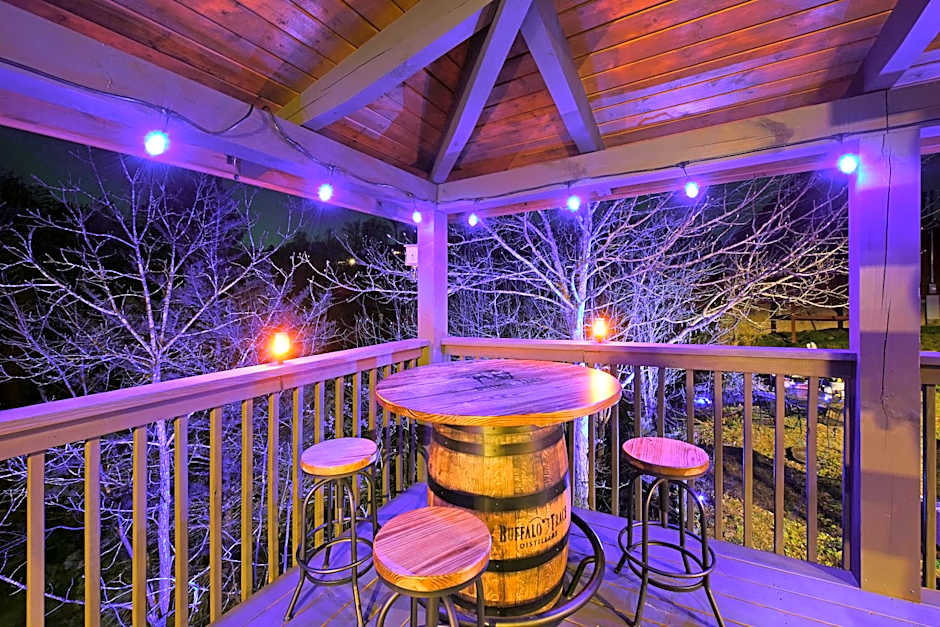 Ryes and Shine Bootlegger's Cabin! Hot Tub* Pool* Arcade* Billiards *EV * Pet Friendly