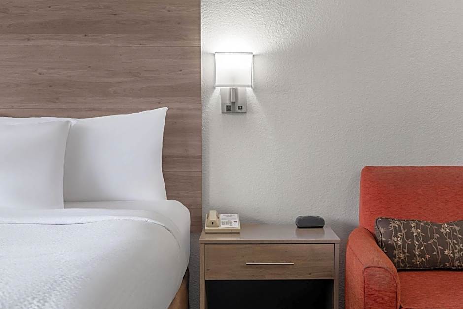 Ramada by Wyndham Cedar Rapids South