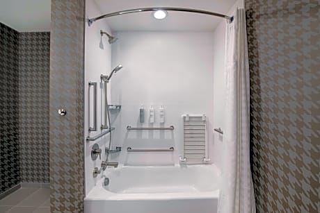 1King Accessible Tub Studio Suite