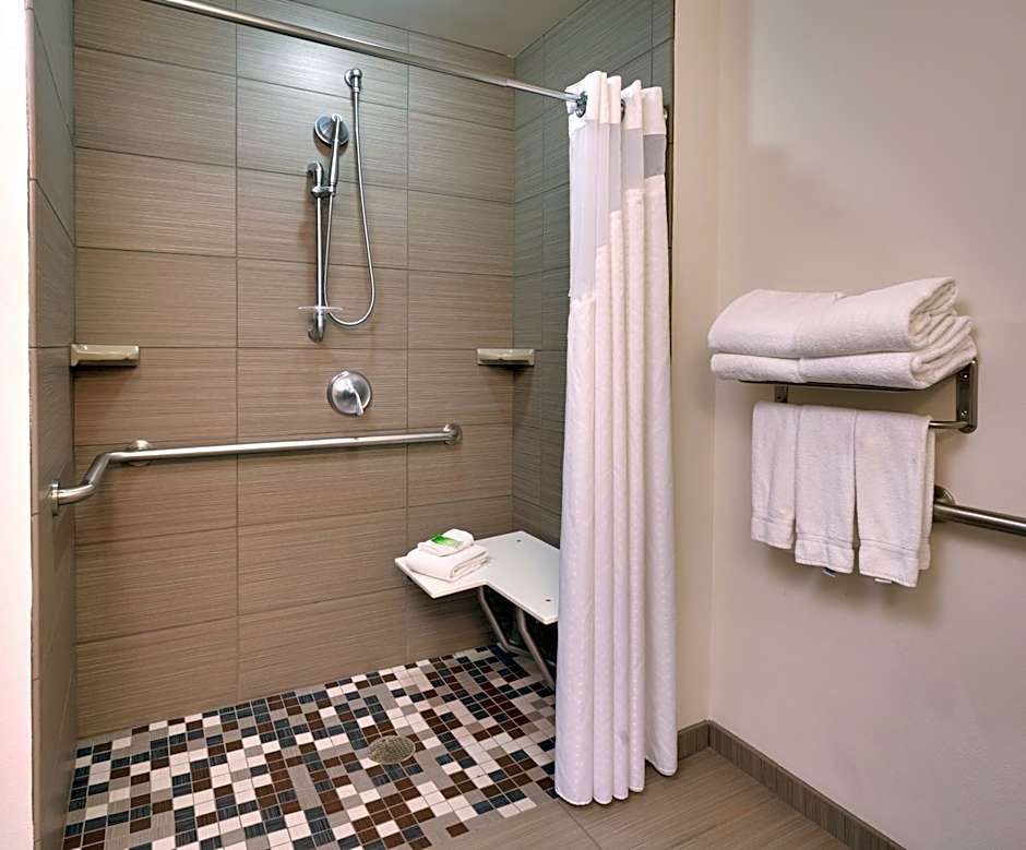 Holiday Inn Express & Suites Overland Park By IHG