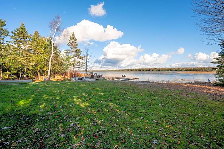 Serene Lakefront Retreat Explore & Unwind