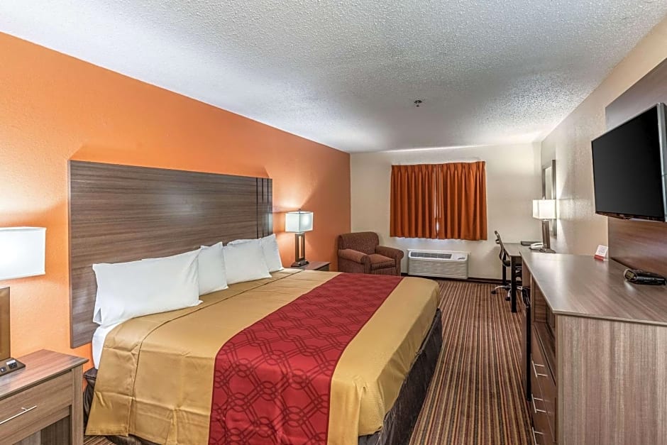 Econo Lodge Inn & Suites