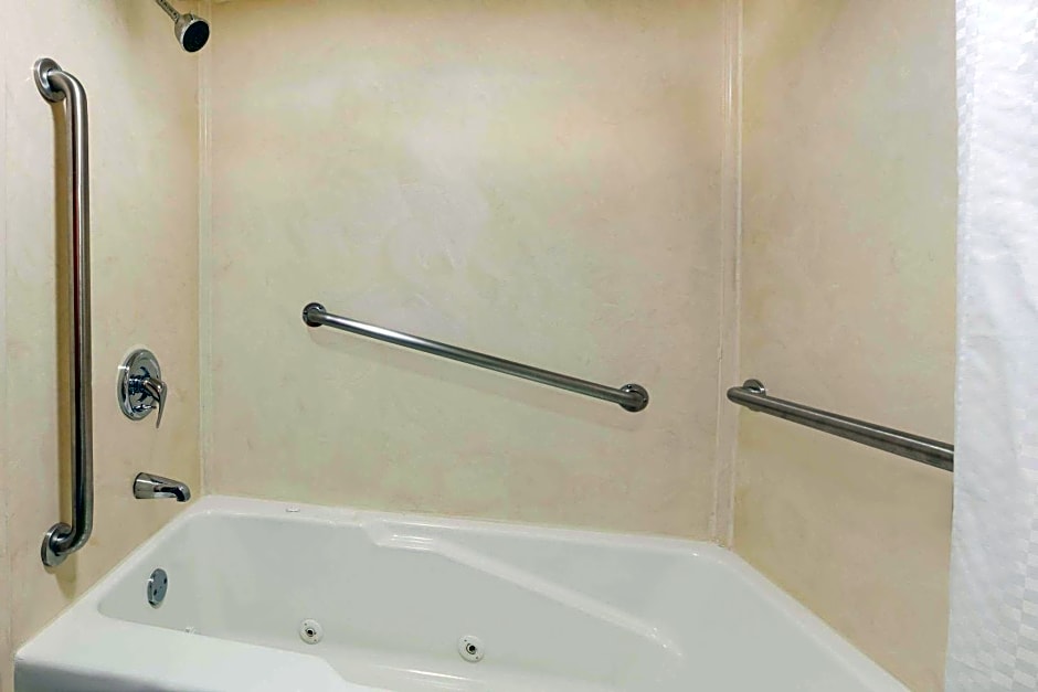 Travelodge Inn & Suites by Wyndham Norman