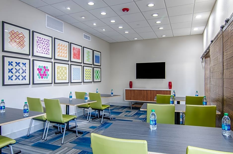 Holiday Inn Express & Suites - Atchison By IHG
