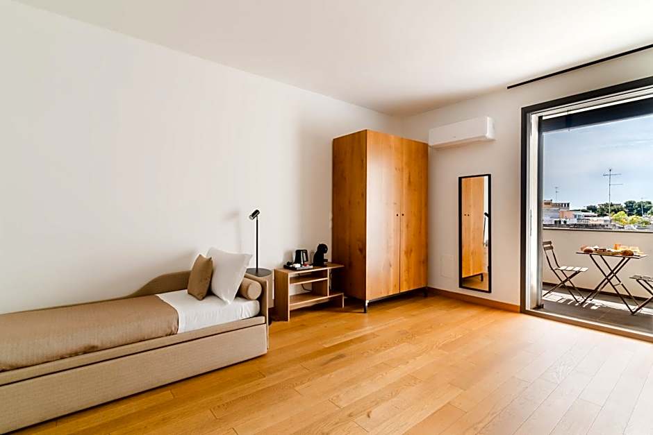 Glass House - Smart Rooms & Parking