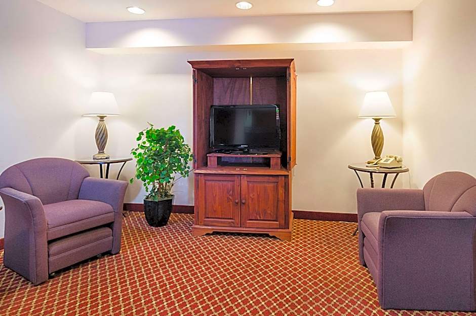 Econo Lodge Inn & Suites
