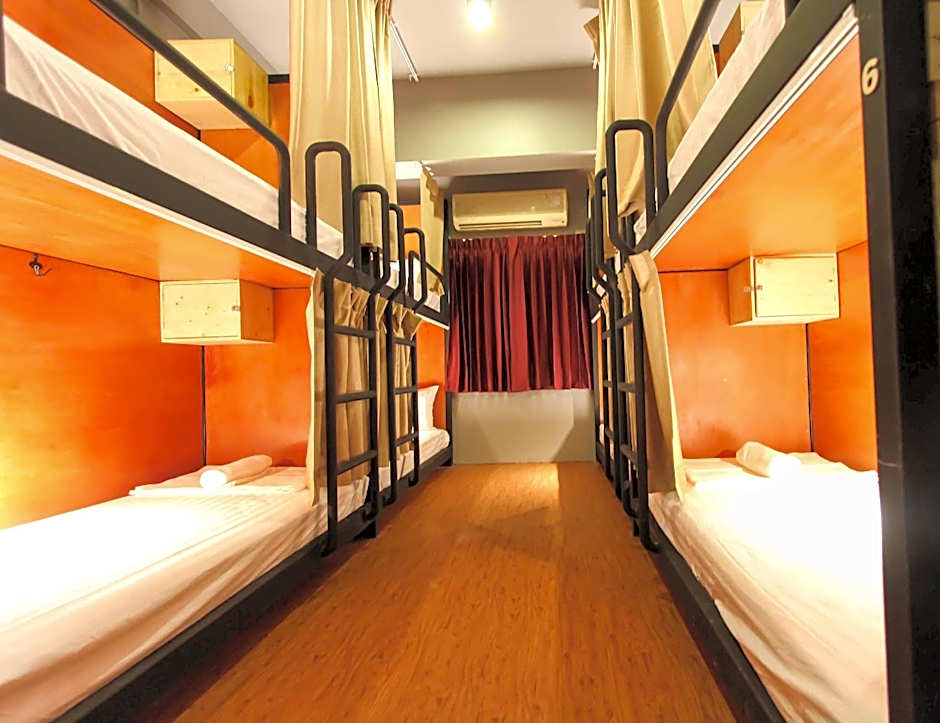 Thonglor travellers' hostel and cafe'