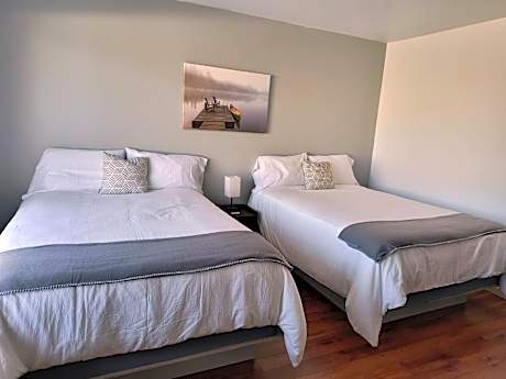 Quadruple Room with Private Bathroom