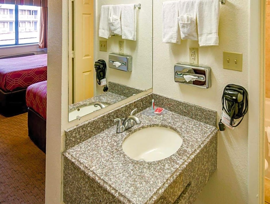 Econo Lodge East