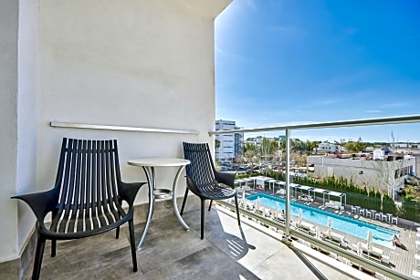 Double Room Single Use, Pool View (2 Large Twin Beds)