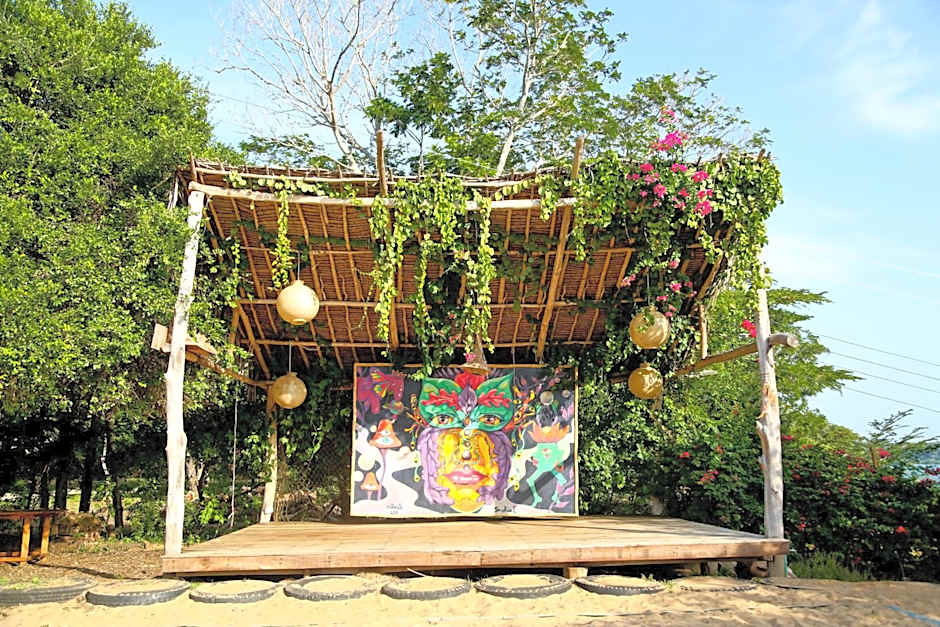 Distant Relatives Ecolodge & Backpackers