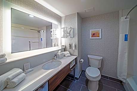 2 Queens Mobility/Hearing Access Tub