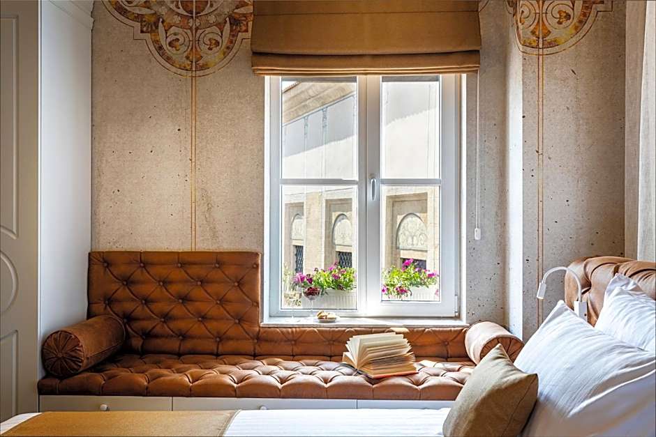 Gallery 37 Powered by ASTON